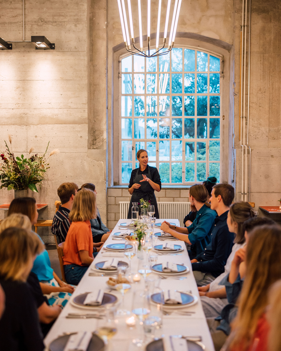 Tavolata at Kornsilo with guests at the table and Mirjam Eberle as hostess